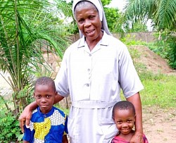 Suor Justine con due dei suoi orfani