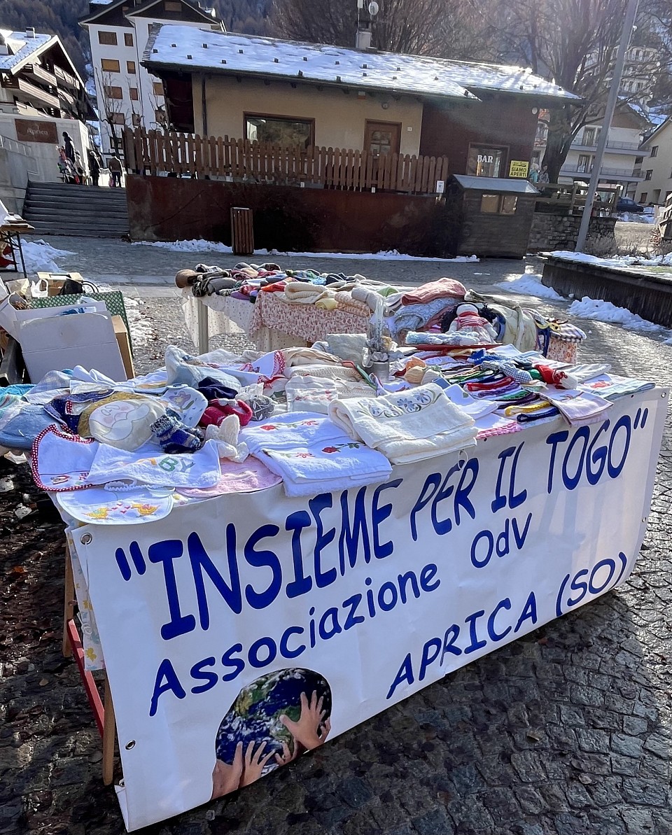 Siamo in Aprica, Piazza 6 Contrade. Vi aspettiamo nei giorni 6-7-8 dicembre 2025