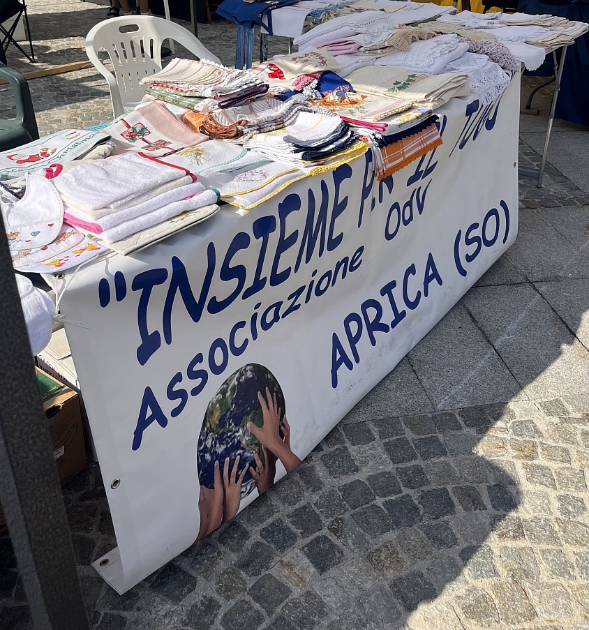 Oggi 9 agosto 2026 e domani saremo in Piazza Sei Contrade ad Aprica. Vi aspettiamo numerosi!