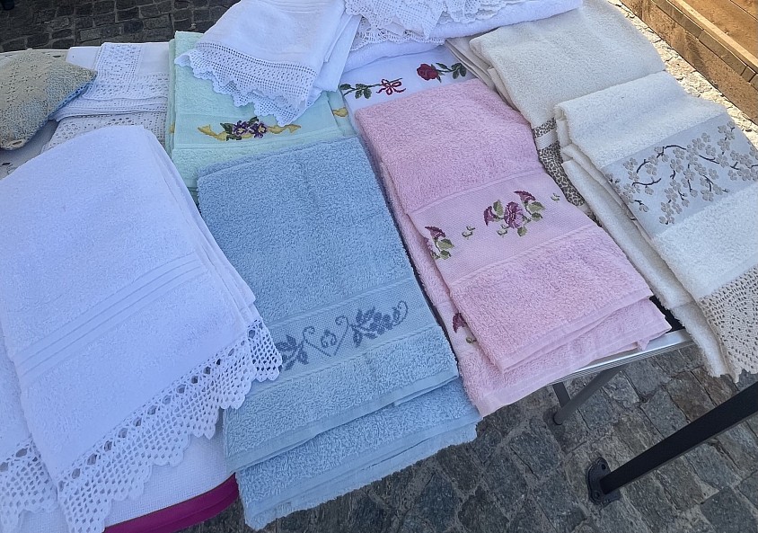Salviette a punto croce o con bordo all’uncinetto